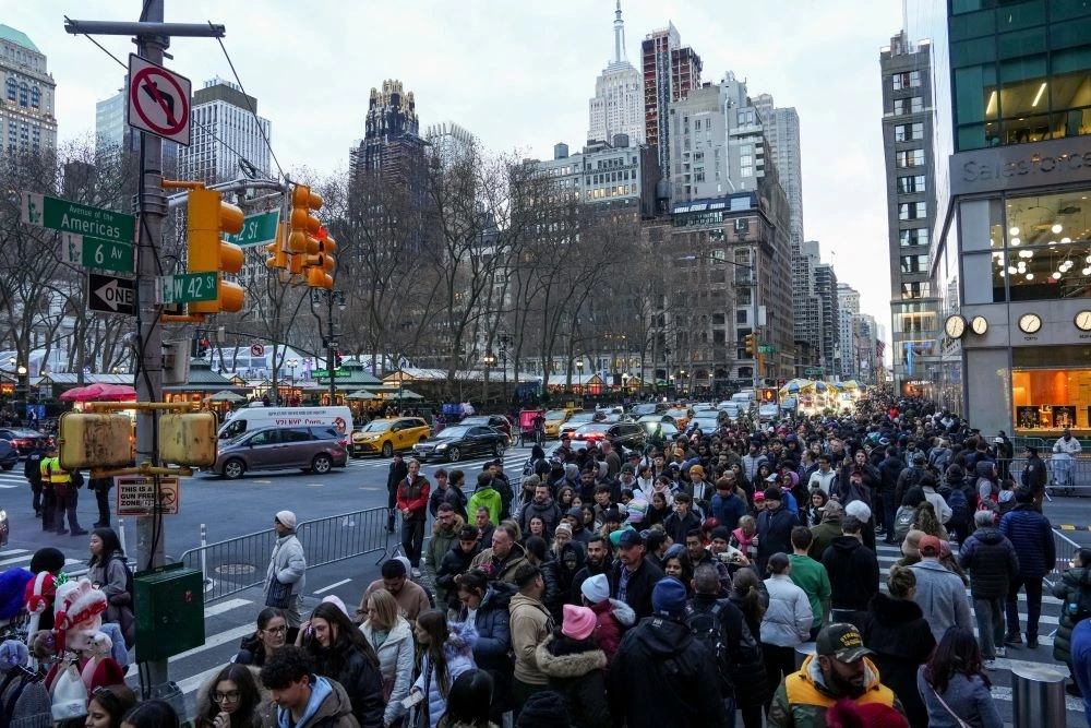 Dòng người đổ về quảng trường Thời đại ở New York để tham dự lễ đón năm mới truyền thống (Ảnh: Reuters)