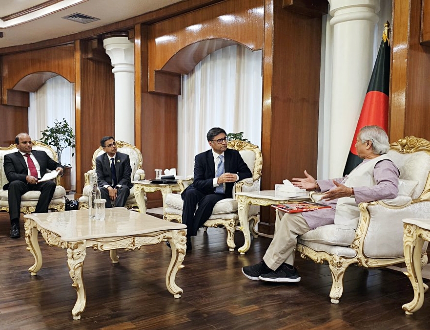 Thứ trưởng Ngoại giao Ấn Độ Vikram Misri và Đại sứ Ấn Độ tại Bangladesh Pranay Verma trong cuộc gặp Cố vấn trưởng của Chính phủ lâm thời Bangladesh Muhammad Yunus ngày 10/12 tại Dhaka (Ảnh: ANI)