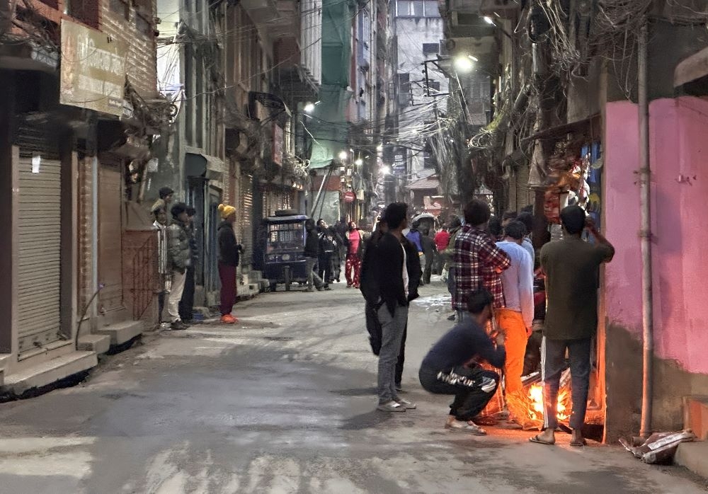 Người dân ở Kathmandu, Nepal ra khỏi nhà để tránh động đất.