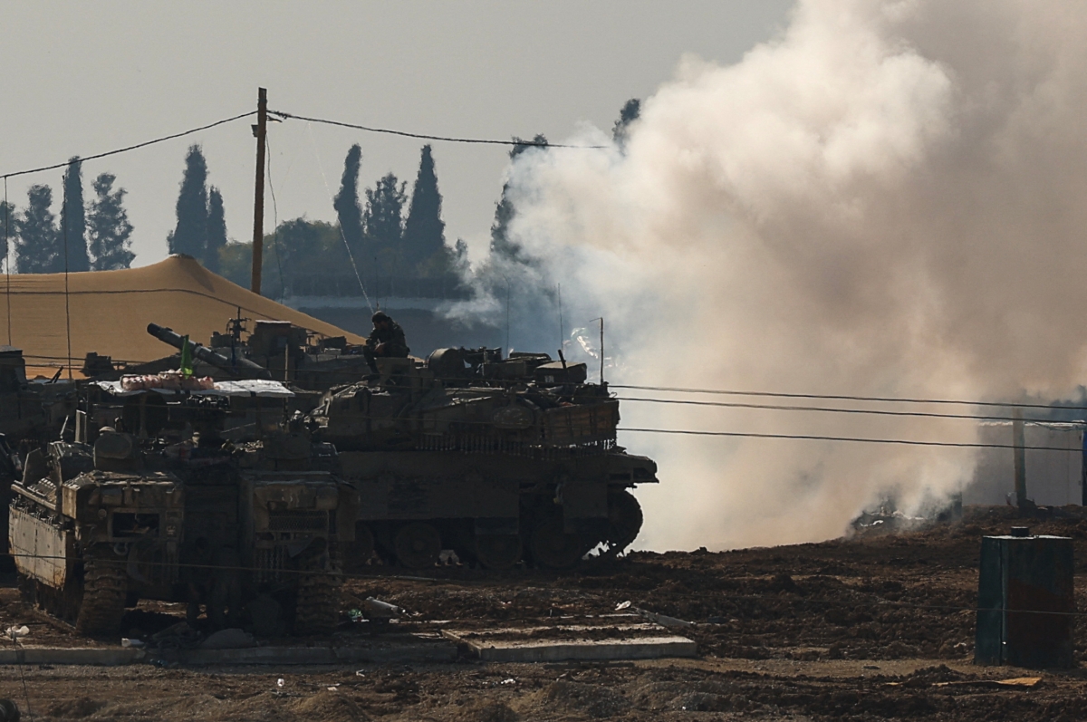 Các phương tiện quân sự của Israel hoạt động gần biên giới Israel và Gaza. Ảnh: Reuters