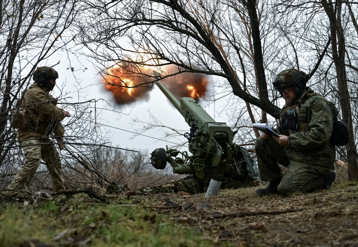 Binh lính Ukraine khai hỏa về phía các vị trí của Nga trên tiền tuyến. Ảnh: Reuters
