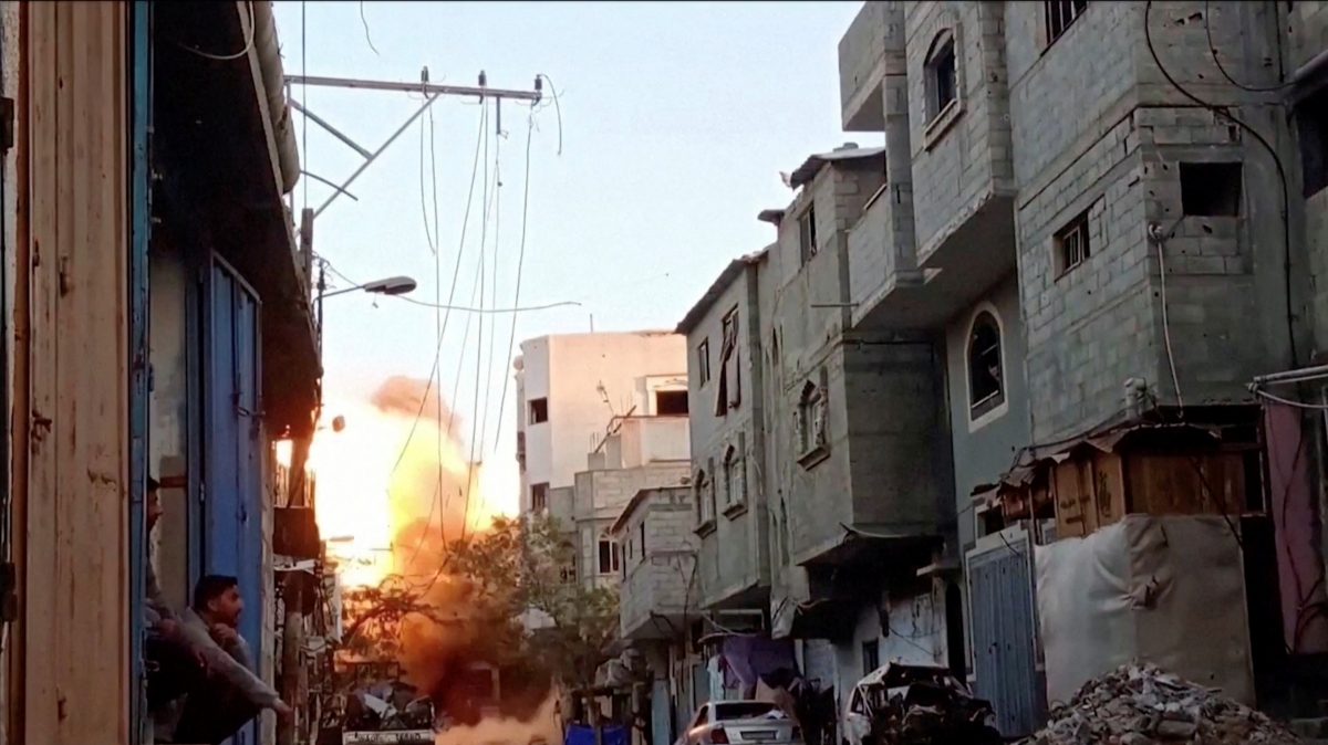 Israel tấn công vào trại tị nạn của người Palestine ở Bureki thuộc Gaza ngày 12/1/2025. Ảnh: Reuters