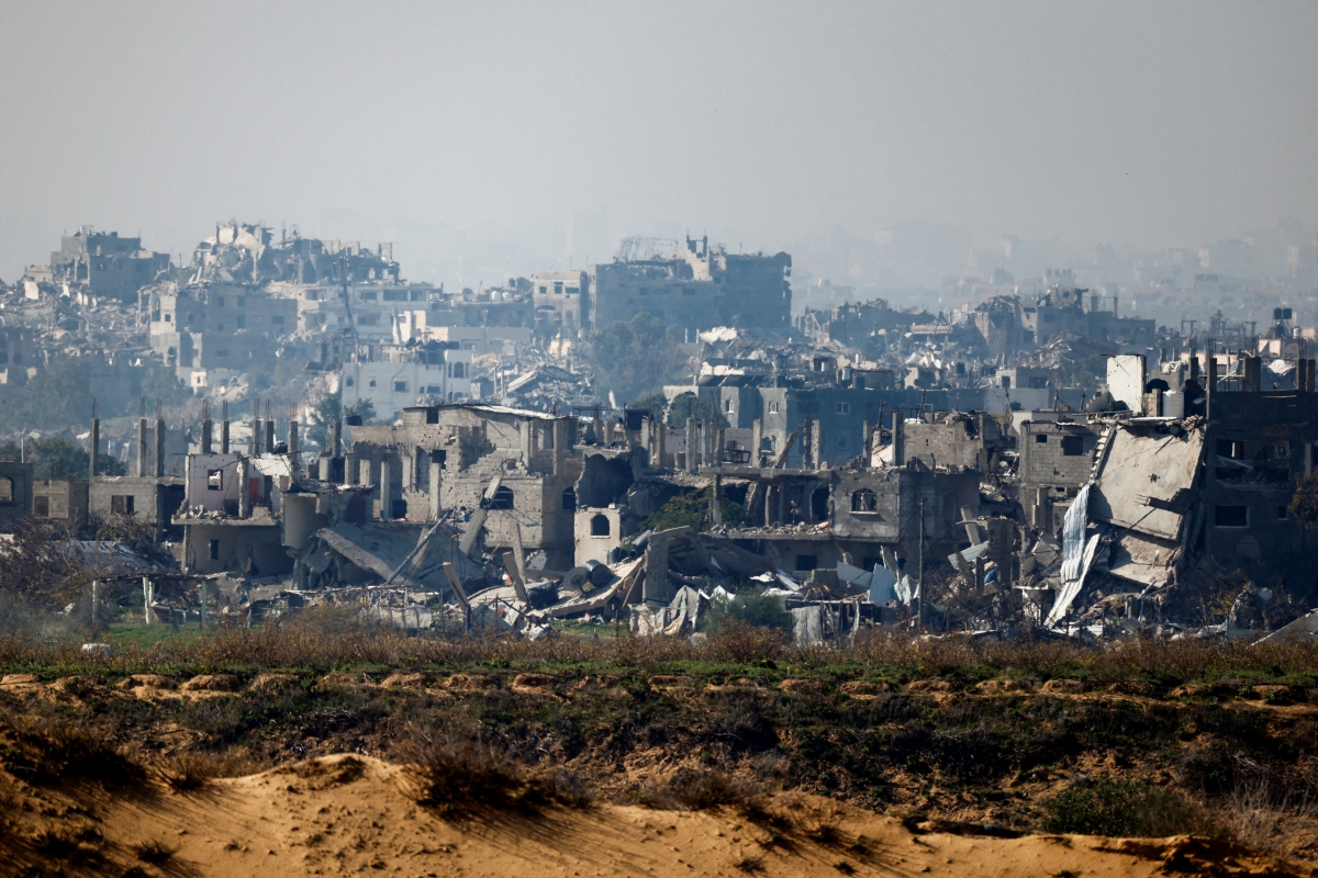 Những tòa nhà đổ nát ở Gaza. Ảnh: Reuters