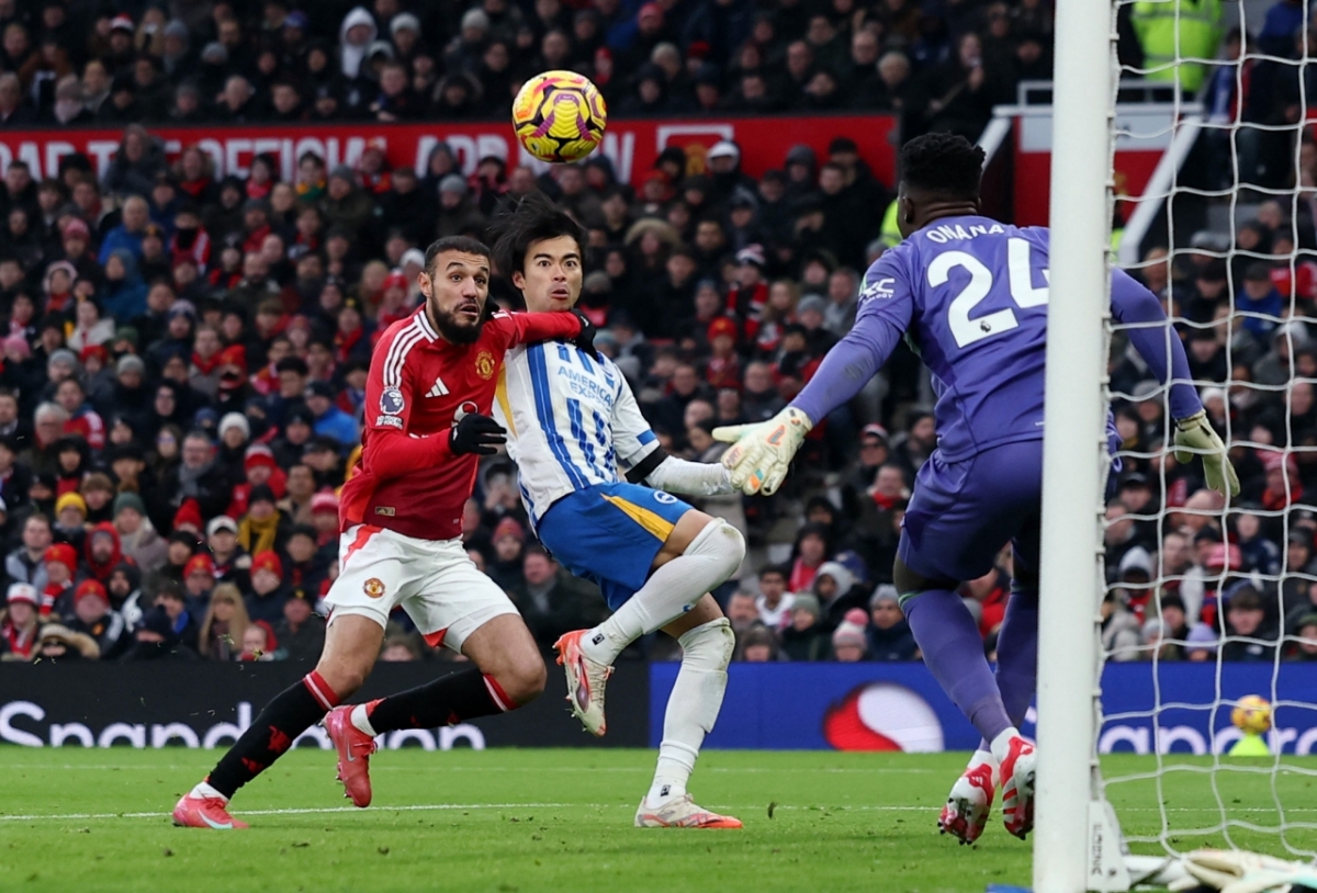 Mitoma nâng tỷ số lên 2-1 cho Brighton (Ảnh: Reuters)