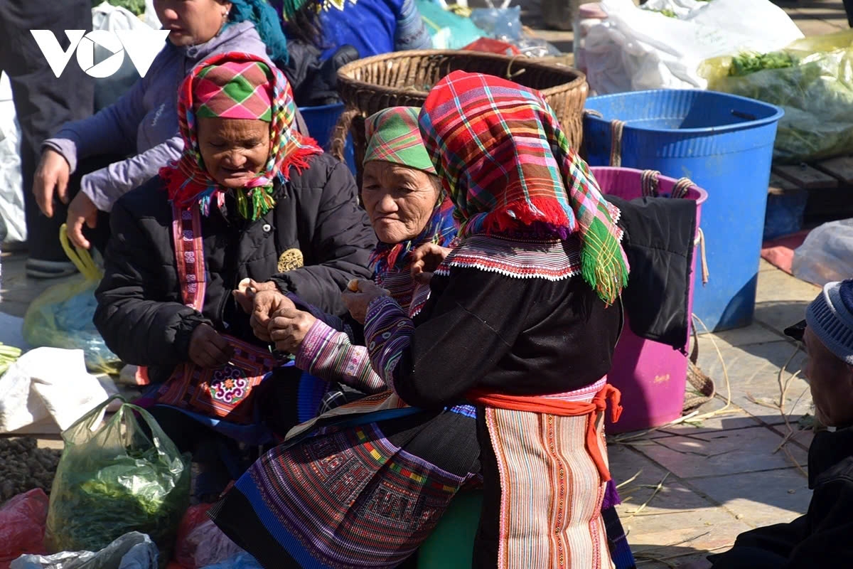 H'mong women, while selling goods, also chat and enjoy the peaceful moments of spring.