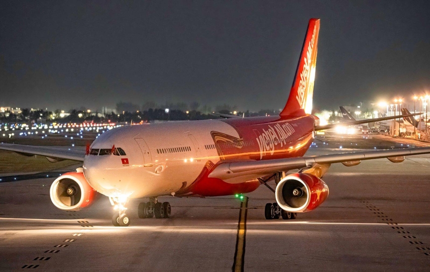 Máy bay Vietjet cùng quốc kỳ Việt Nam tại sân bay Miami, Hoa Kỳ