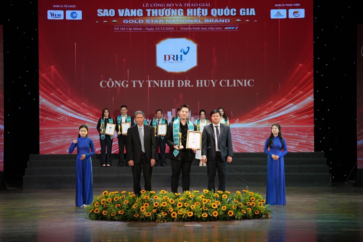 Đại diện DRH Clinic - CEO Trương Ngọc Huy nhận giải tại giải Sao Vàng Thương hiệu Quốc gia năm 2024