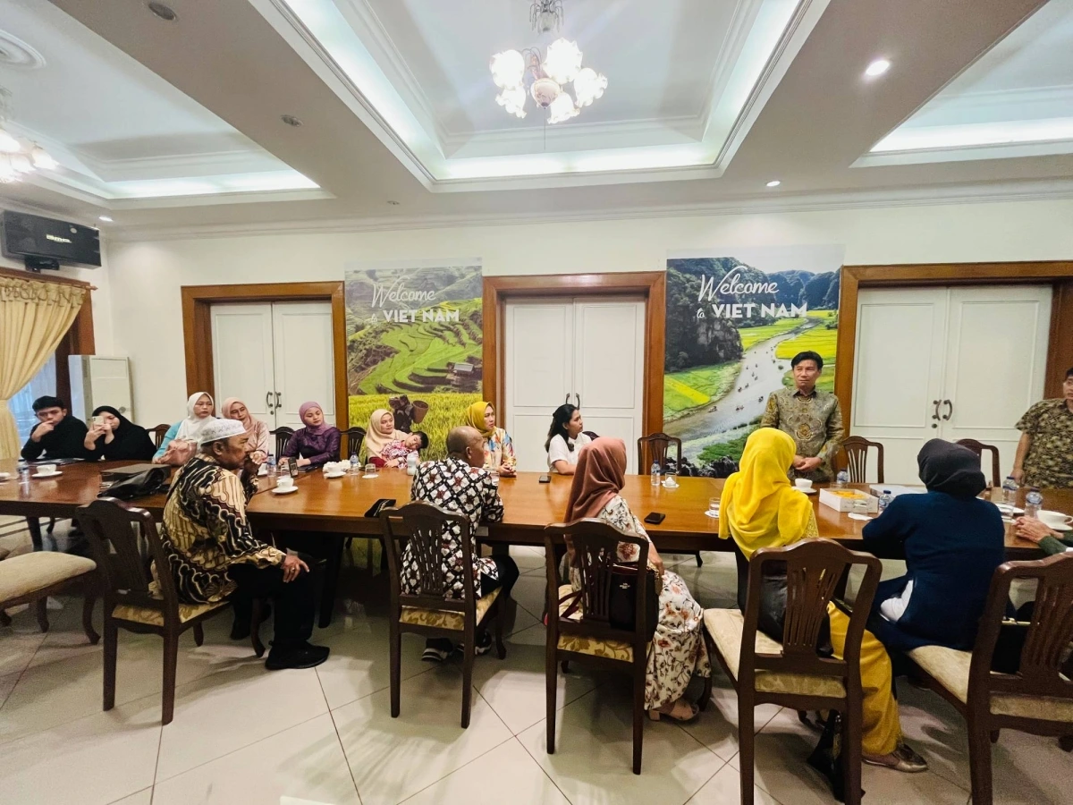 Đại gia đình bà Trần Ngọc Tú đến thăm Đại sứ quán VN và nghe Đại sứ nói về quan hệ hai nước cũng như tình hình tại Việt Nam