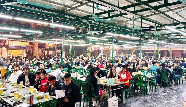 Đây là quang cảnh tại quán bia hơi Hải Xồm (đường Lê Trọng Tấn, quận Thanh Xuân, Hà Nội) những ngày cuối năm Giáp Thìn.