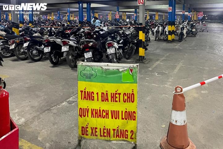 Tối 25 Tết, biển người đổ về siêu thị Go Thăng Long. Tầng 1 của bãi đỗ xe siêu thị chật kín, khách hàng phải gửi xe lên tầng 2.