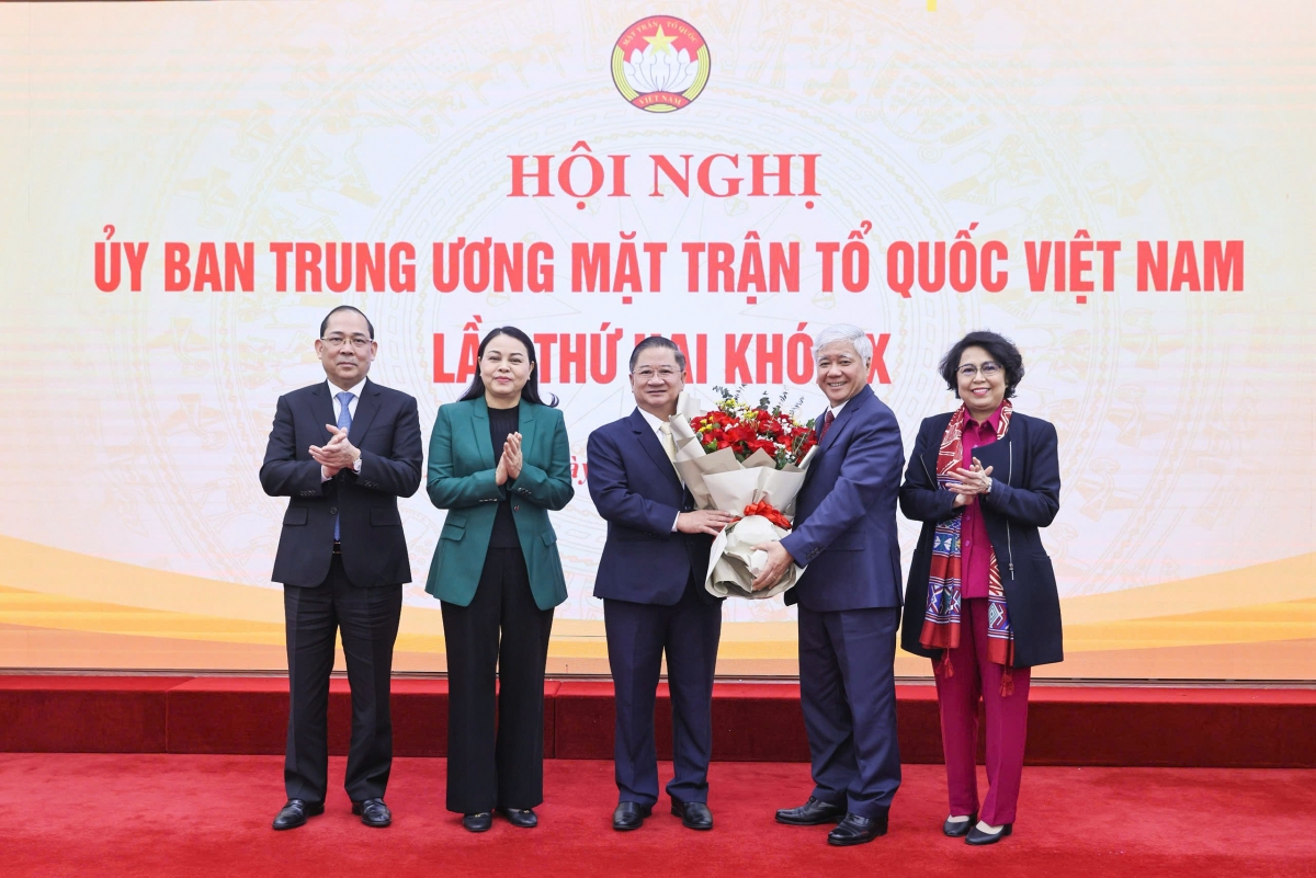 Ban Thường trực Ủy ban Trung ương MTTQ Việt Nam tặng hoa chúc mừng ông Trần Việt Trường