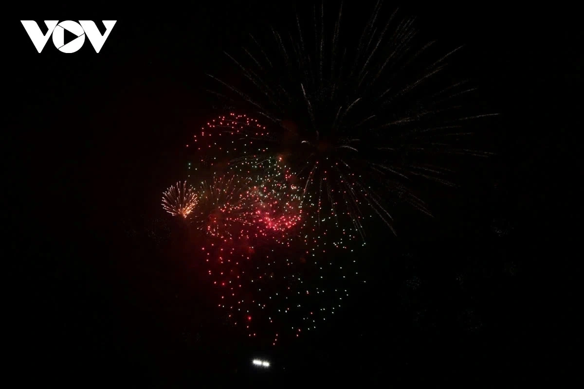 In Hanoi, high-altitude and low-altitude fireworks displays are held at iconic and scenic locations, attracting large crowds of residents and tourists.