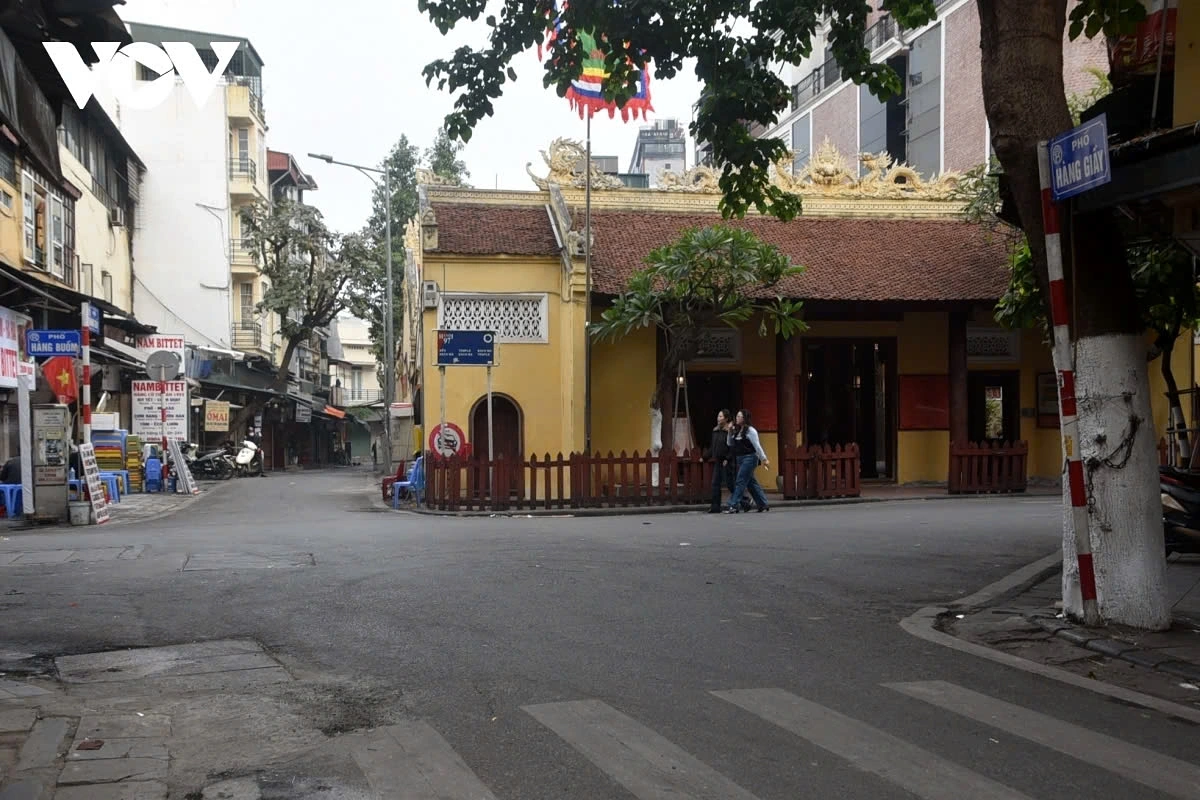 Some people can be seen venture out and visit pagodas to pray for good luck and blessings in the new year.