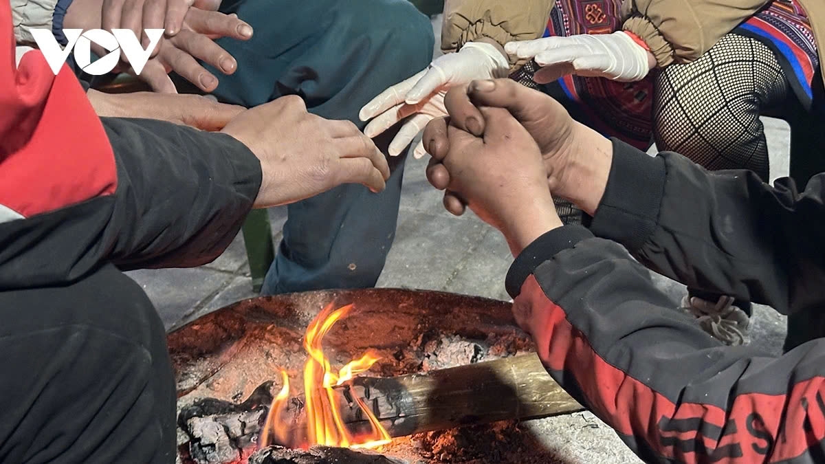 The freezing cold forces early market-goers to light coal stoves to warm up. For the H’mong people, going to the market is not just for trading but also to meet each other and enjoy food and the vibrant atmosphere.