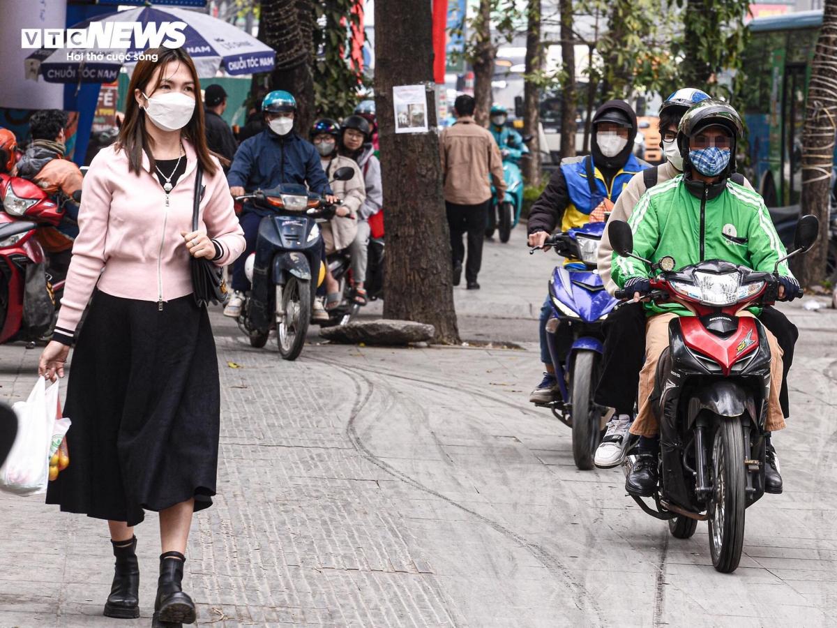 Phần lớn các lỗi vi phạm của tài xế xe ôm công nghệ là vượt đèn đỏ, đi ngược chiều, phóng xe lên vỉa hè, chở theo người ngồi sau không đội mũ bảo hiểm... Thậm chí, không ít tài xế còn dùng tấm bìa, vải đen... để che biển số xe.