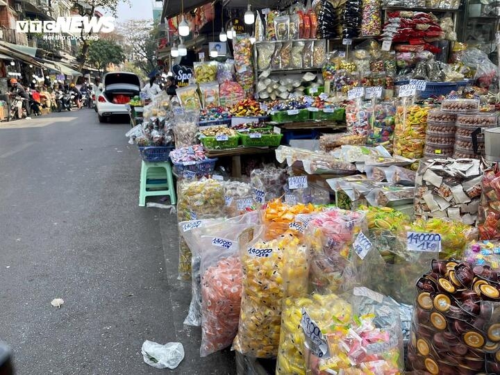 Nhiều tiểu thương đon đả giới thiệu mặt hàng bánh kẹo năm nay rất đa dạng và phong phú về mẫu mã cũng như mức giá. Tuy vậy, người mua vẫn không mặn mà.