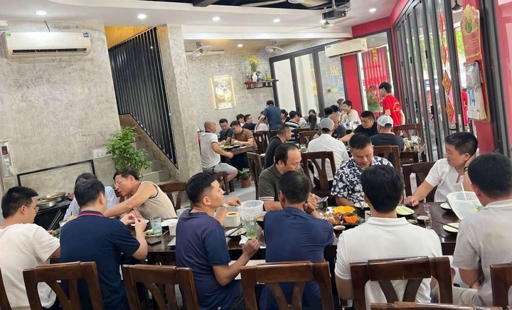 Anh Nguyễn Quý (Cầu Giấy, Hà Nội) chia sẻ: “Tôi được giao nhiệm vụ đặt chỗ để công ty liên hoan tổng kết cuối năm nhưng từ cuối tuần trước đã không thể đặt được bàn bởi những quán nhậu gần công ty tôi đều kín chỗ. Đến hôm nay, tôi lại tìm chỗ cho nhóm bạn tụ tập ăn tất niên và cũng phải rất vất vả, dù lượng người đã ít hơn rất nhiều".