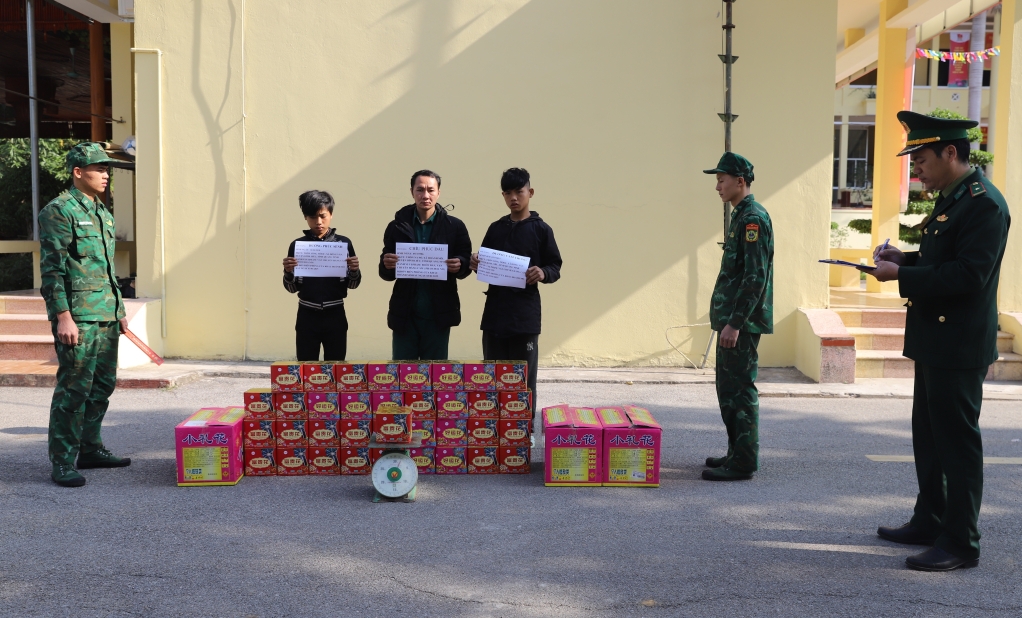 3 đối tượng bị bắt cùng 54kg pháo hoa nổ. (Ảnh: Trung tâm TT-VH Bình Liêu, Quảng Ninh)