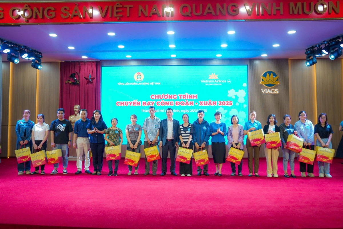 Chương trình "Chuyến bay Công đoàn - Xuân 2025" hỗ trọ cho 450 người lao động xa quê trở về bên gia đình sum họp dịp Tết Nguyên đán 2025.