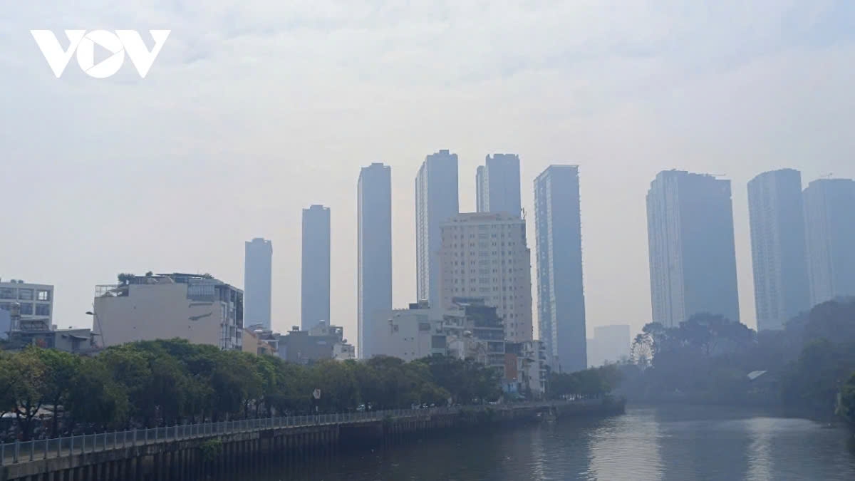 The phenomenon is attributed to a cold air mass moving southward from the north, combined with high humidity near ground level, creating a misty layer close to the surface.