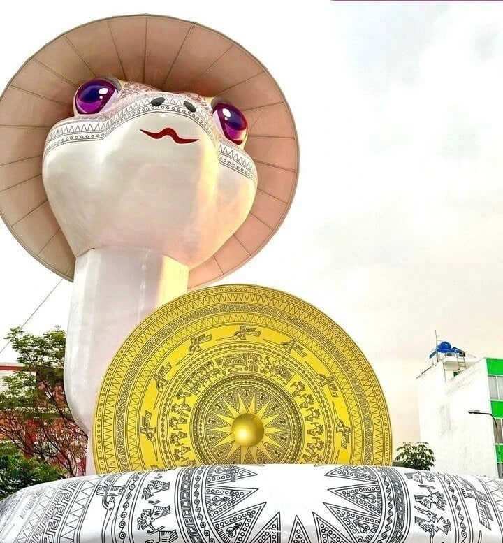At a shopping mall in Ho Chi Minh City, a stunning giant white snake mascot wearing a nón lá (traditional conical hat) has become the highlight of the Lunar New Year festivities, drawing large crowds of visitors. Its body is predominantly painted white, symbolizing purity and new beginnings, perfectly aligning with the spirit of the festive season.
