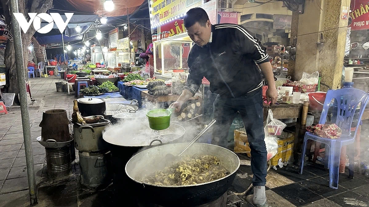 The local food stalls are ready to serve early customers in a bitter cold.