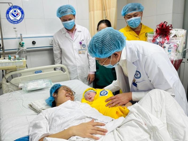 GS.TS Bác sỹ Nguyễn Duy Ánh - Giám đốc bệnh viện cùng cả ê kíp đón công dân nhí đầu tiên chào đời bằng phương pháp sinh thường