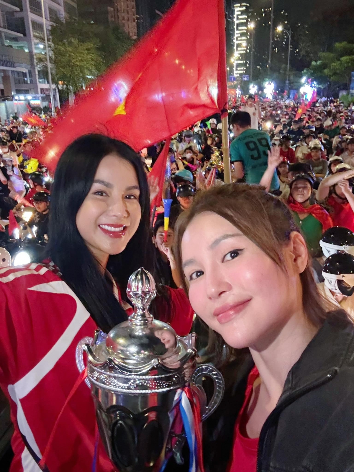 Diệp Lâm Anh cùng bạn bè xuống đường ăn mừng. Trước đó người đẹp còn mượn được chiếc xe máy để "đi bão".