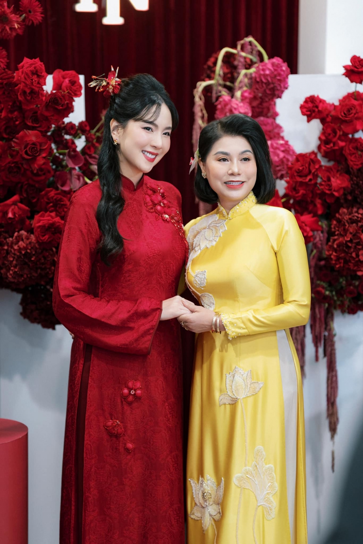 Chia sẻ về cuộc hôn nhân mới, MC Mai Ngọc cho biết: "Sau cùng Ngọc nghĩ dù là đàn ông hay phụ nữ, ai cũng mong sẽ có một cuộc đời đơn giản, một cuộc tình bình dị. Có một người vừa làm bạn, làm người yêu, vừa có thể đồng hành làm tri kỉ. Thời gian luôn vô cùng quý báu với tất cả chúng ta và đặc biệt, đối với tuổi trẻ của người phụ nữ. 35 tuổi, đã đến lúc để Ngọc viết chương mới của cuộc đời. Cảm ơn 2024 vì những điều đến sau, dù chờ đợi lâu nhưng hoàn toàn xứng đáng".