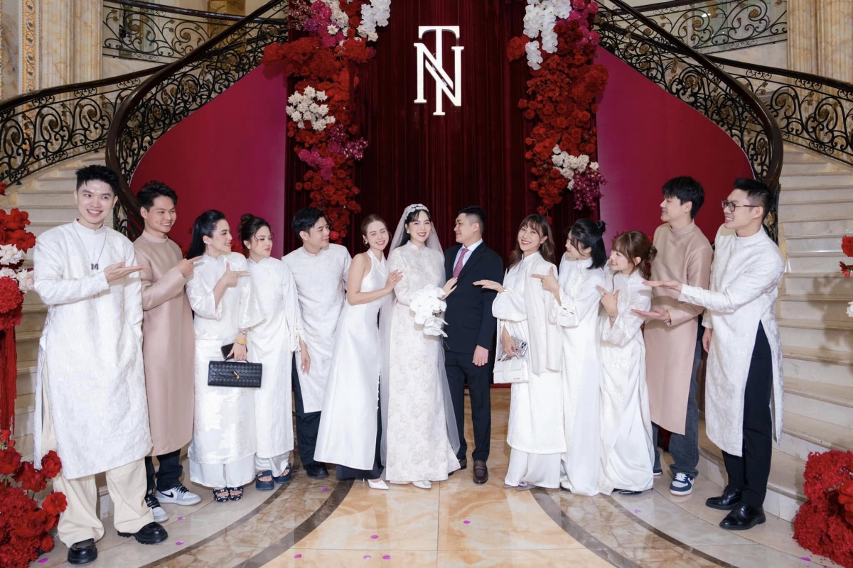Cơ ngơi nhà chồng Mai Ngọc có không gian rộng lớn, được thiết kế theo kiểu lâu đài với phong cách cổ điển, sang trọng. Khu vực sảnh chính của ngôi nhà có nhiều chi tiết trang trí dát vàng. 