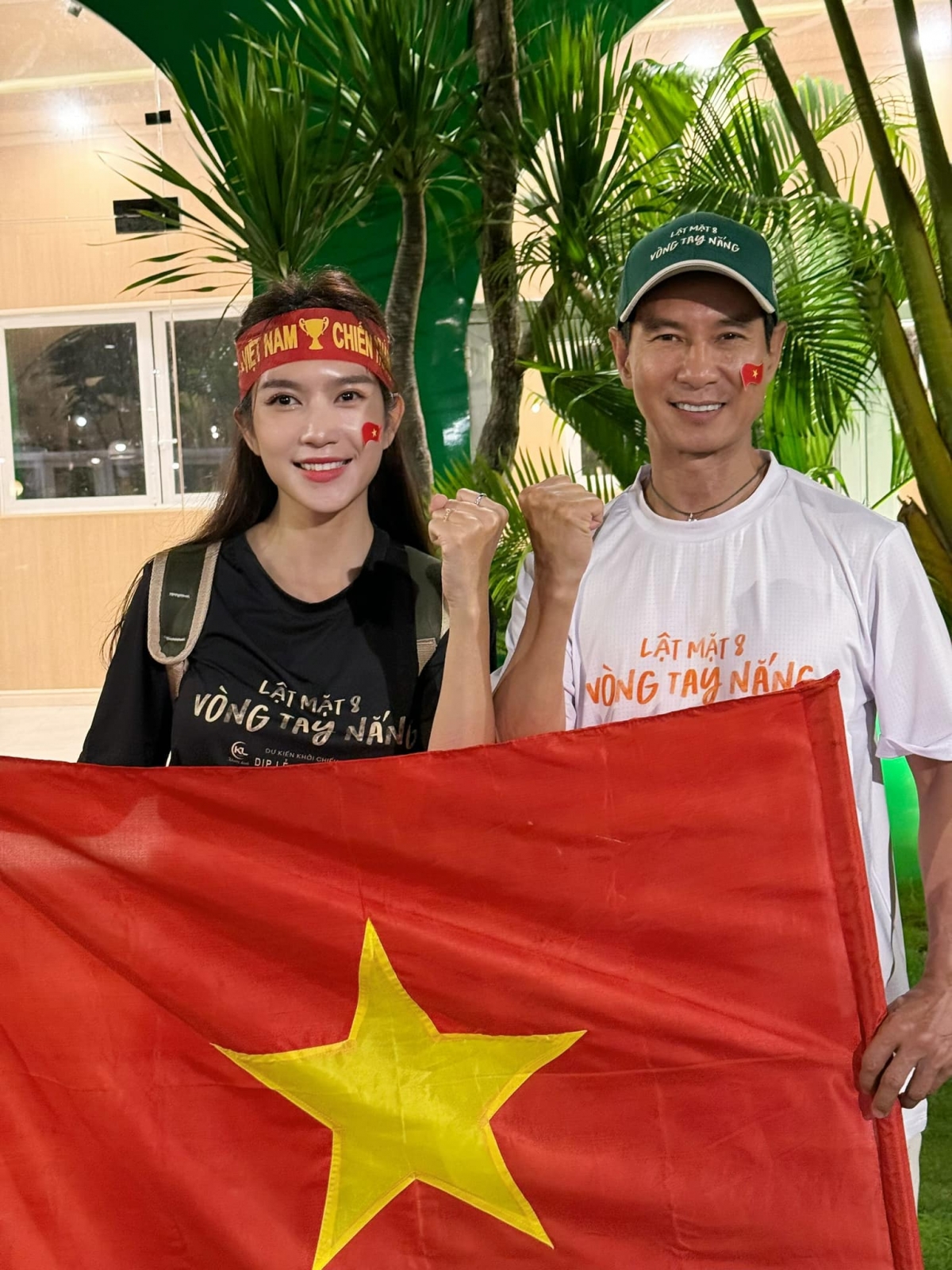 Trước đó, nhiều nghệ sĩ Việt như vợ chồng Lý Hải - Minh Hà cũng cập nhật hình ảnh theo dõi trận đấu giữa đội tuyển Việt Nam và đội tuyển Thái Lan.