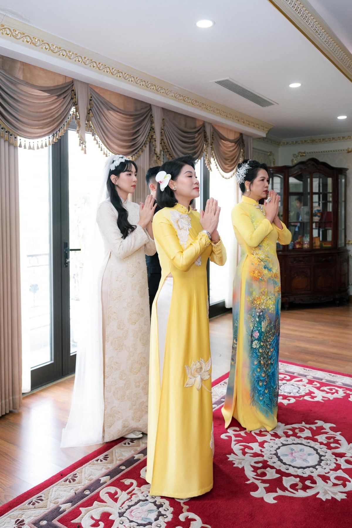 Vợ chồng Mai Ngọc bên mẹ chồng và mẹ đẻ khi làm lễ gia tiên. Người đẹp chọn thiết kế áo dài lấy cảm hứng từ hoa mai trong ngày trọng đại như lời cảm ơn, như lời nhắc nhở bản thân phải sống thật tốt để xứng với công lao sinh thành của mẹ.