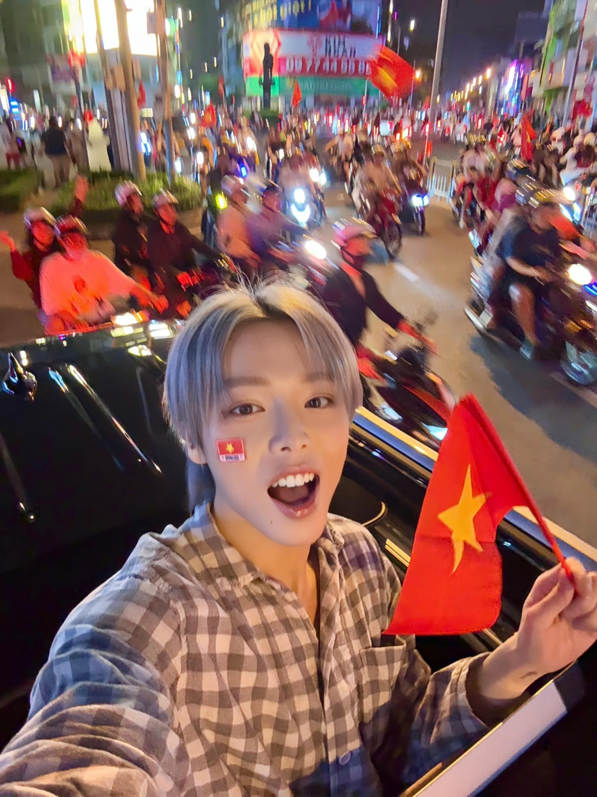 Đức Phúc vô cùng phấn khích và vui mừng trước chiến thắng của đội tuyển Việt Nam.