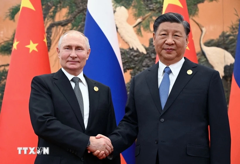 Tổng thống Nga Vladimir Putin (trái) và Chủ tịch Trung Quốc Tập Cận Bình trong cuộc gặp ở Bắc Kinh ngày 18/10/2023. (Ảnh: AFP/TTXVN)