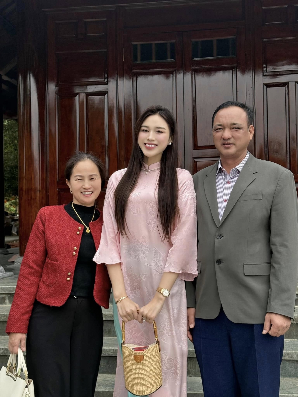 Hoa hậu Đỗ Hà về quê Thanh Hóa đón Tết cùng bố mẹ: “Mong mọi người đều bình an, mạnh khoẻ, sung túc, an khang”.