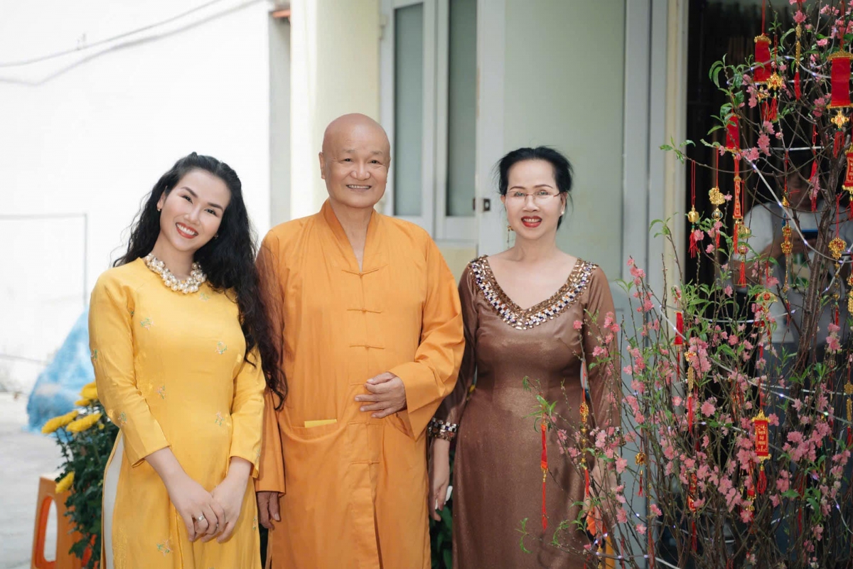 Bố ca sĩ Võ Hạ Trâm (giữa) đã xuất gia, từ chùa về sum họp gia đình, cùng người thân quây quần vào sáng ngày mùng 1 Tết Ất Tỵ.