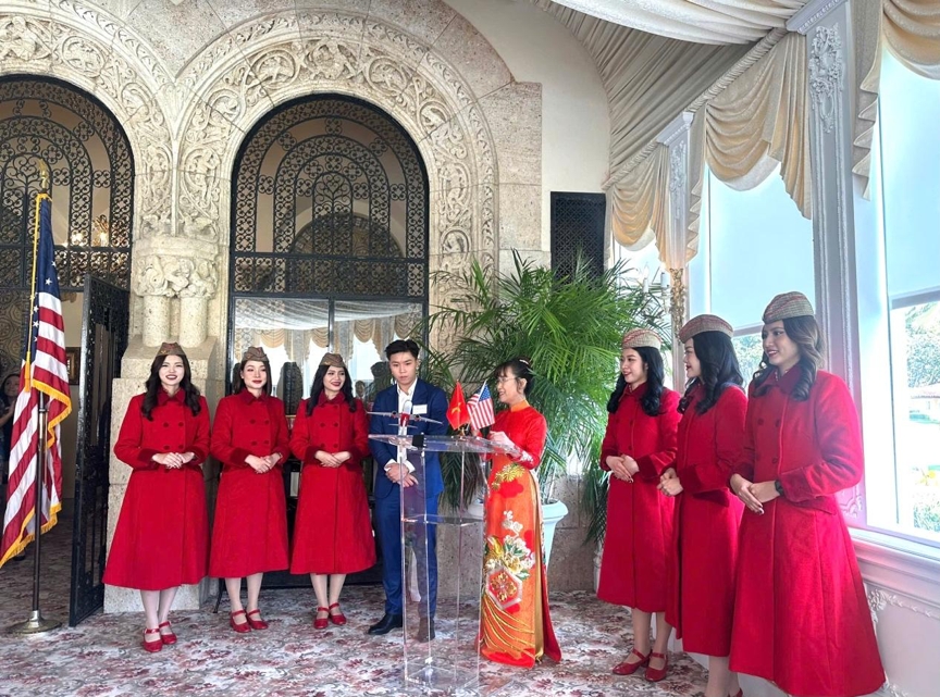 Các tiếp viên hàng không Vietjet cùng Tỷ phú Nguyễn Thị Phương Thảo tại sự kiện “Friends of Vietnam Summit” ở Mar-a-Lago