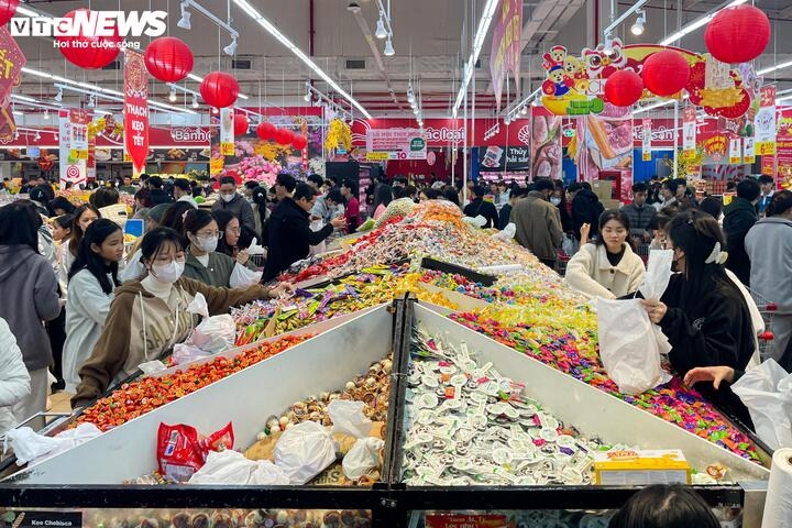 Các quầy bánh kẹo luôn thu hút số đông khách hàng.