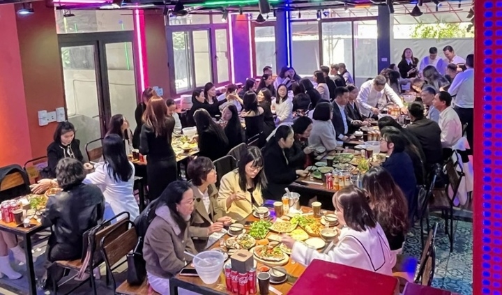 Quá mệt mỏi vì chờ chỗ, công ty của anh Quý đã quyết hủy lịch liên hoan, thay vào đó là phát tiền cho người lao động. Còn nhóm bạn của anh thì cũng phải đẩy lịch ăn tất niên lên buổi trưa, dù biết sẽ không có nhiều thời gian như buổi tối.