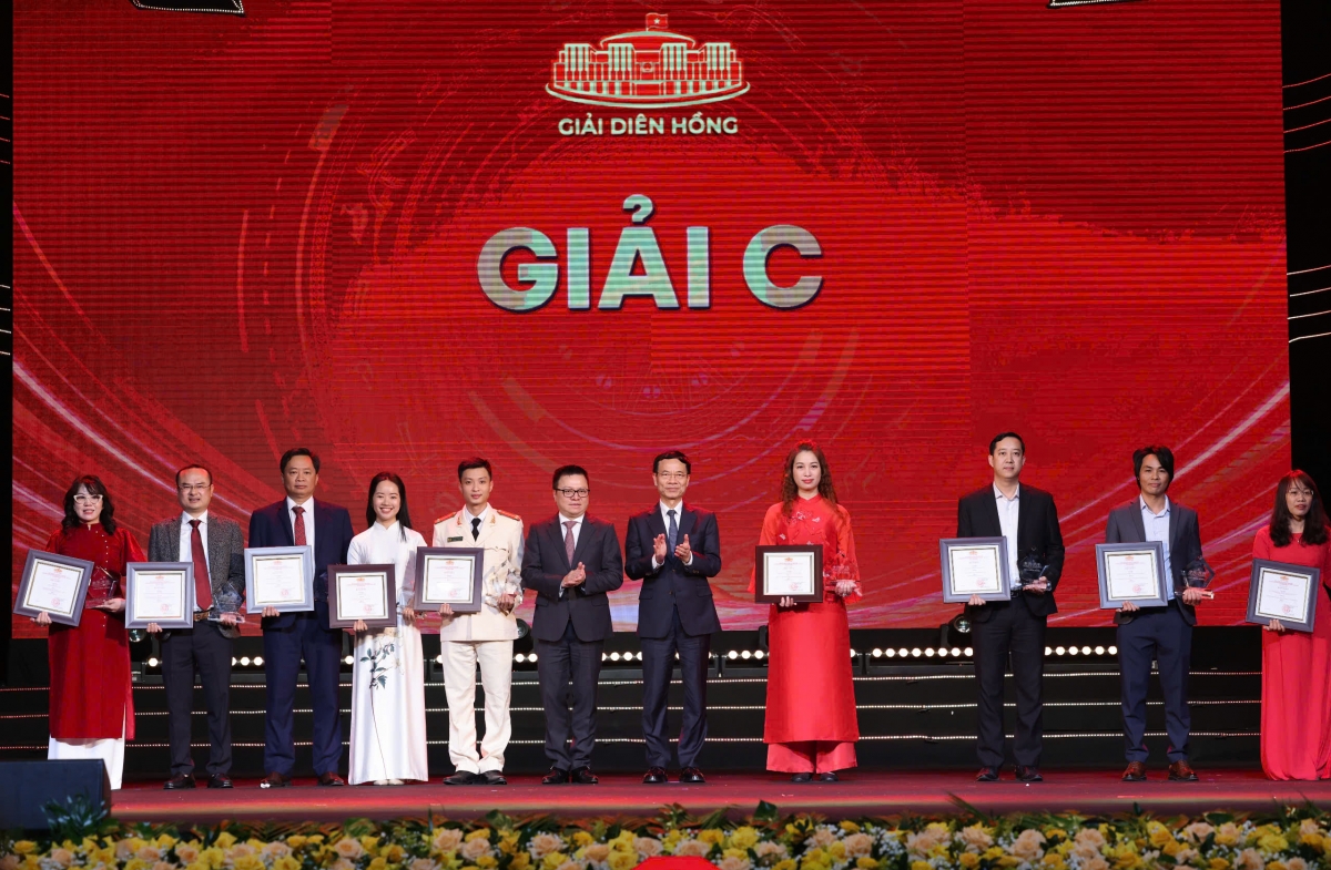 Các tác giả nhận giải C