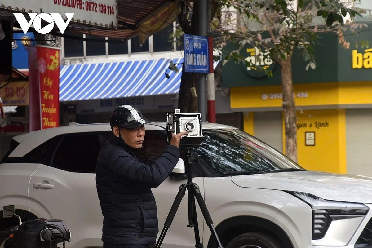 Taking the advantage of the peaceful atmosphere, many people take their cameras to capture the rare moments of tranquility in the bustling Old Quarter, which is busy with trade all year round.