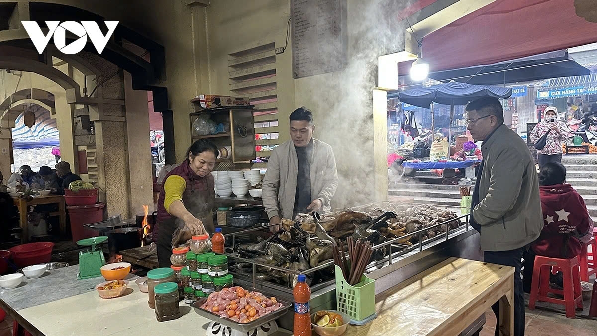 The delicious local dishes are beautifully arranged, attracting visitors when they come to the market.