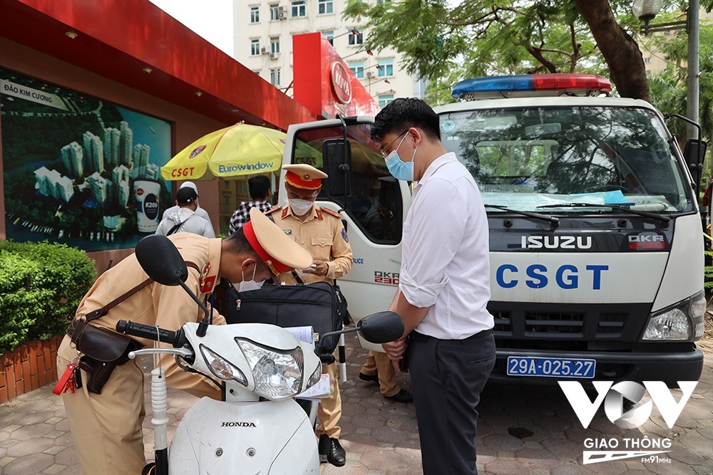 Theo Cục CSGT, khi người tham gia giao thông bị tạm giữ phương tiện vi phạm, nhưng không đến chấp hành quyết định xử phạt thì sẽ không được cấp/đổi giấy phép lái xe, người vi phạm sẽ đối diện nguy cơ thường trực là bị xử lý rất nặng