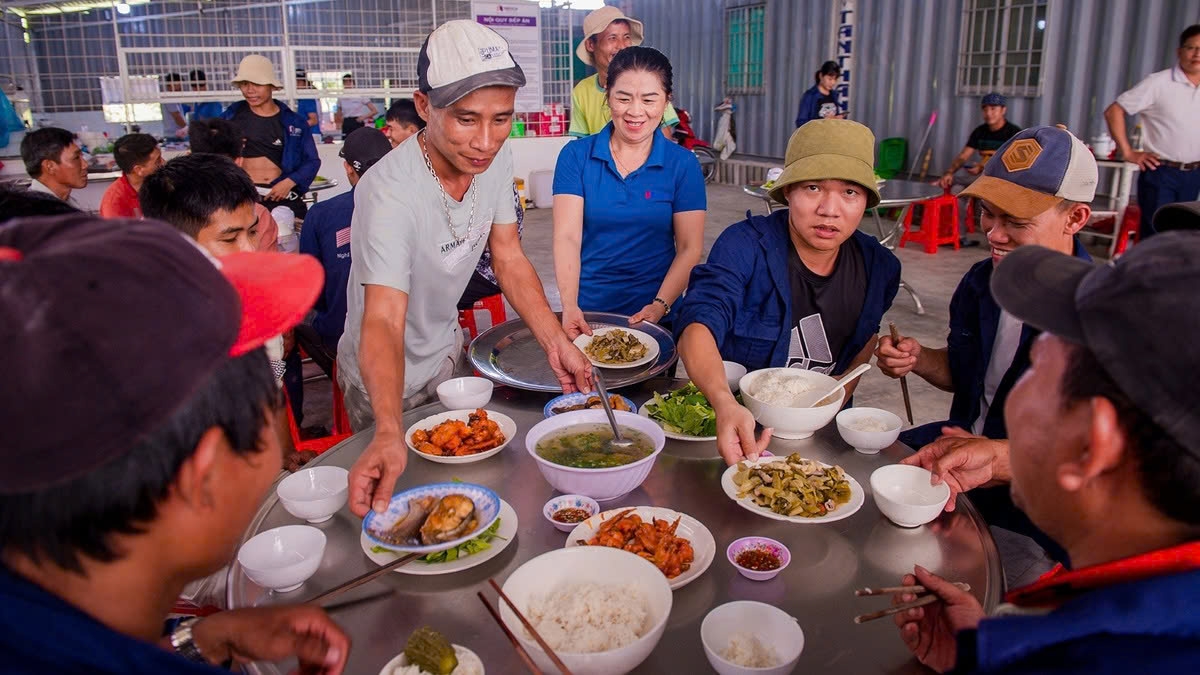 Những bữa cơm hàng ngày đầy đủ dinh dưỡng của cán bộ, công nhân, kỹ sư tuyến cao tốc Đồng Đăng - Trà Lĩnh.