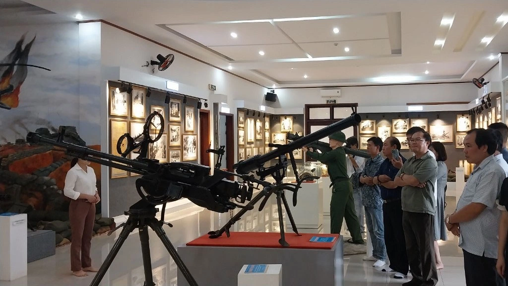 Du khách tham quan Bảo tàng Chiến dịch Đường 14 - Phước Long (ảnh: Phước Long)