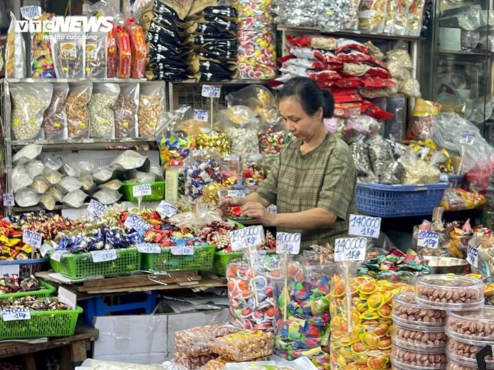 Các loại bánh kẹo đã được sắp xếp, phân loại, niêm yết giá rõ ràng để khách dễ lựa chọn. Phần lớn sản phẩm ở đây được bán theo kg.