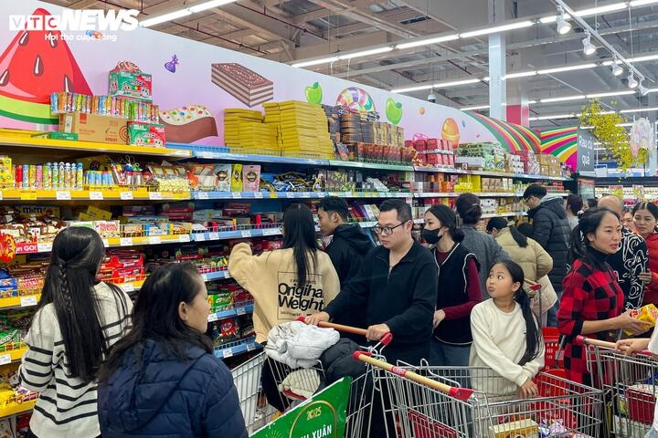Đủ loại bánh kẹo từ giá bình dân đến đắt đỏ, từ nội địa đến nhập ngoại được trưng bày để khách tha hồ lựa chọn.