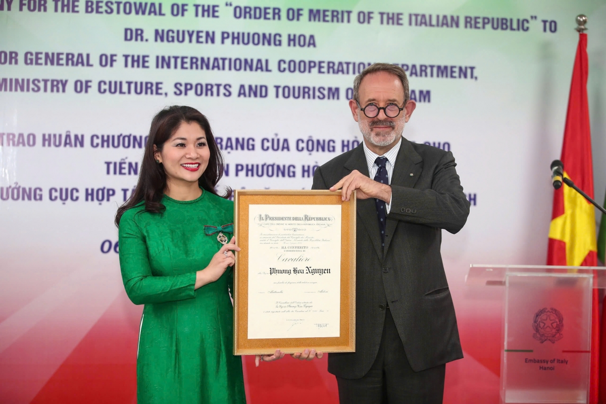 Đại sứ Italia trao Huân chương Công trạng Italy và Quyết định cho TS Nguyễn Phương Hòa