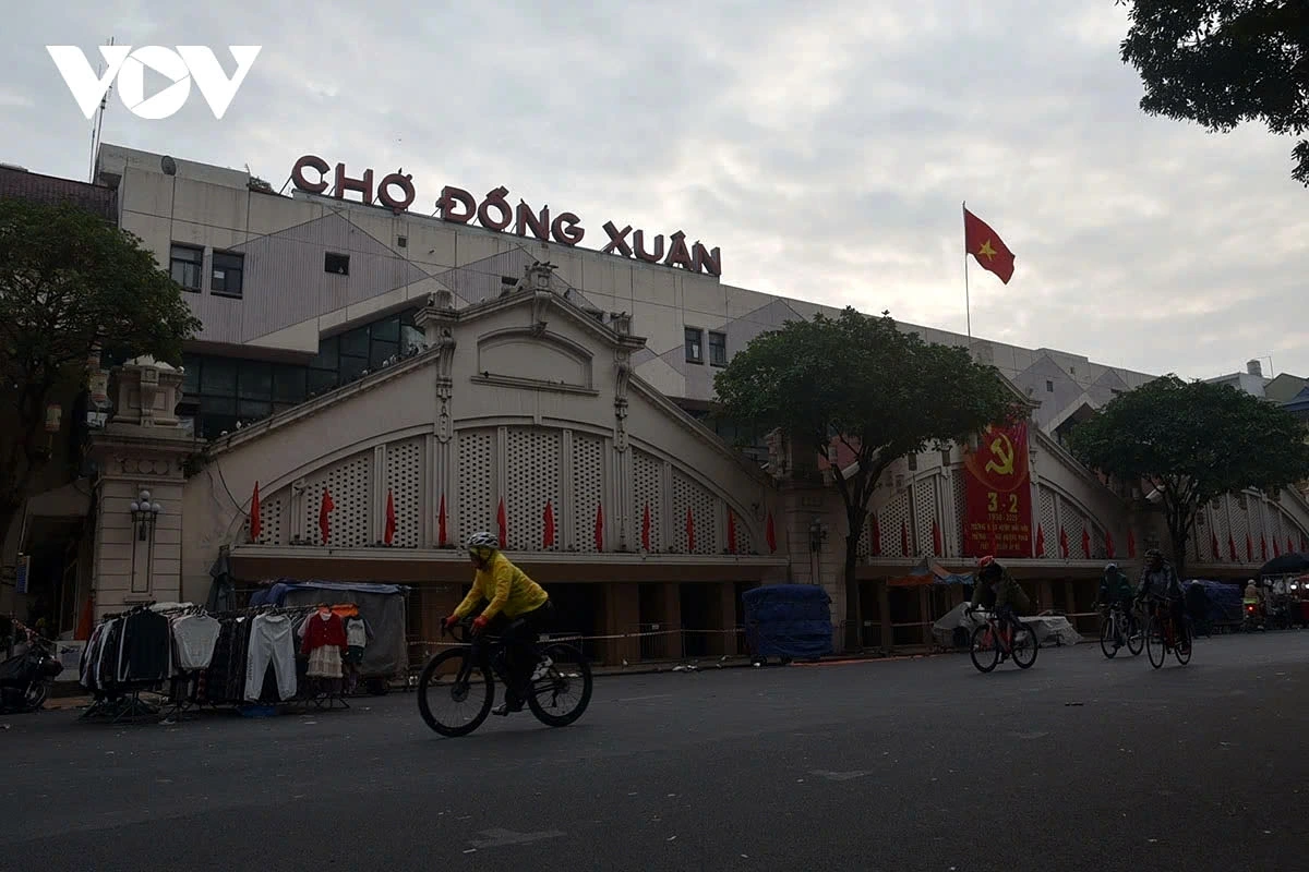 Dong Xuan Market, a bustling hundred-year-old market in the Old Quarter, attracts many people who come to take photos at the start of the new year.