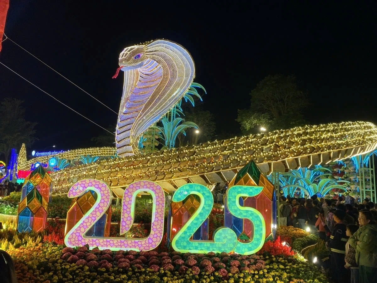 At the Flower Street in Tuy Hoa city of Phu Yen province, the snake mascot has been crafted under the theme "Kim Tỵ Phú Quý" (Golden Snake of Prosperity), embodying wishes for a bountiful and flourishing spring. (Tropical Trip Phu Yen)